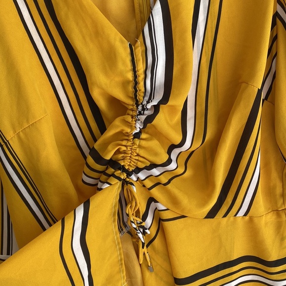 Ashley Stewart Flutter sleeve Cinched Flutter Split Front Top, Size 18/20 - Picture 10 of 13